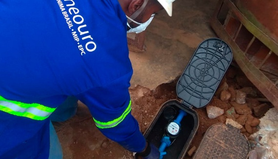 Incentivando o consumo consciente, SANEOURO inicia instalação de hidrômetros