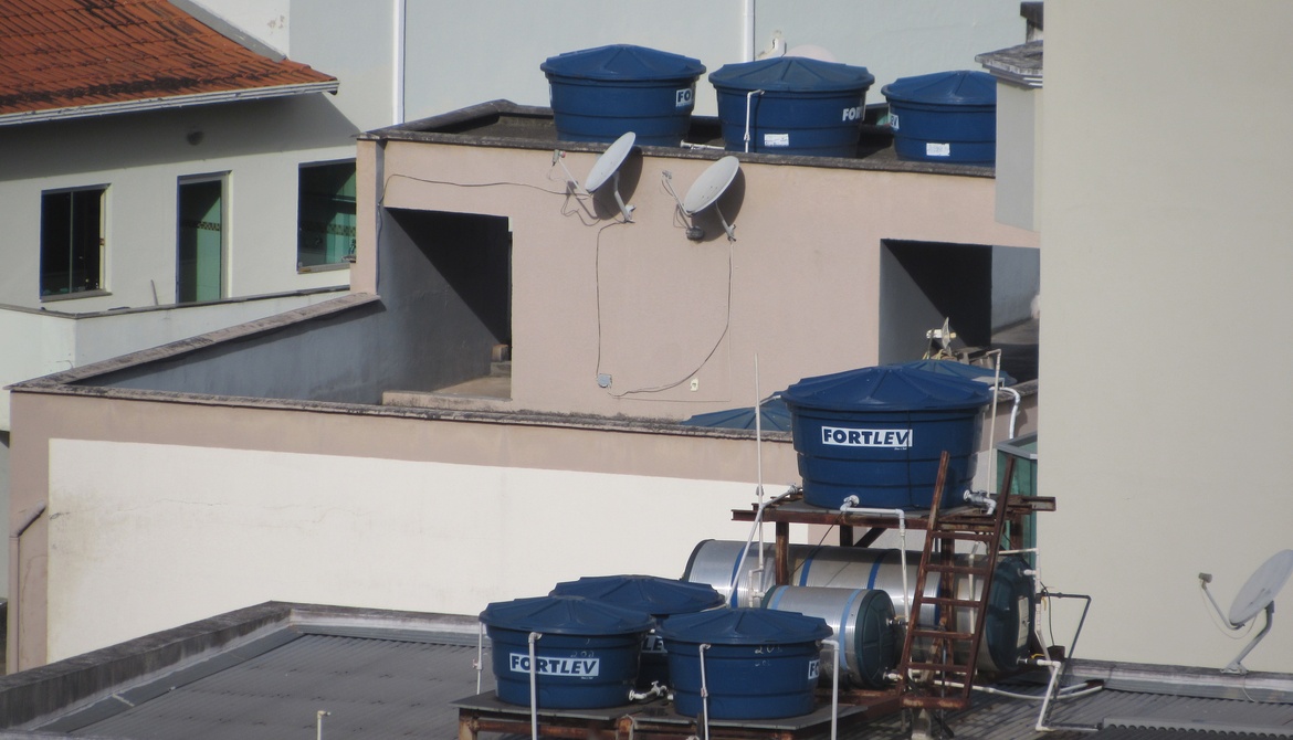 CAIXA D´ÁGUA GARANTE ABASTECIMENTO DOS IMÓVEIS