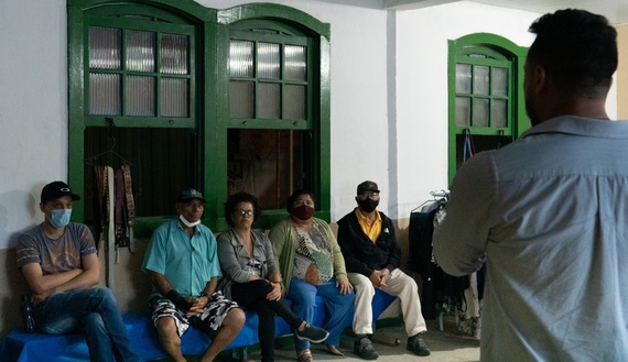 EQUIPE DA SANEOURO SE REÚNE COM MORADORES DO MORRO DO CRUZEIRO