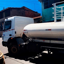 Caminhão pipa atende moradores do Santa Cruz