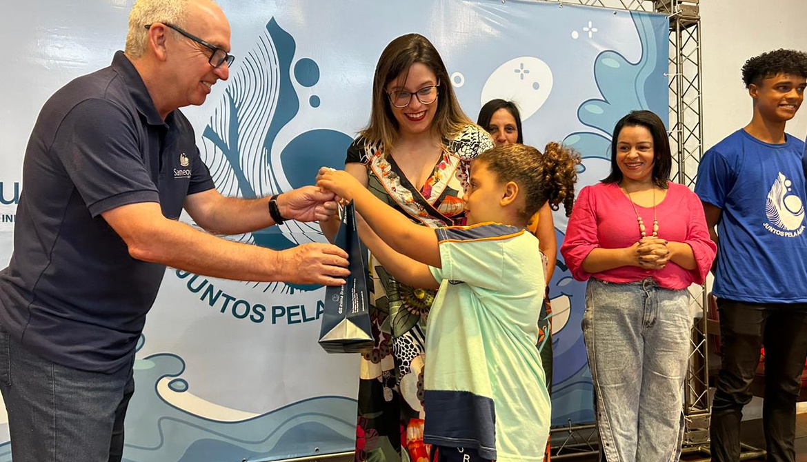 VENCEDORES DOS CONCURSOS DE REDAÇÃO E DESENHO AMBIENTAL DE OURO PRETO RECEBEM SEUS PRÊMIOS