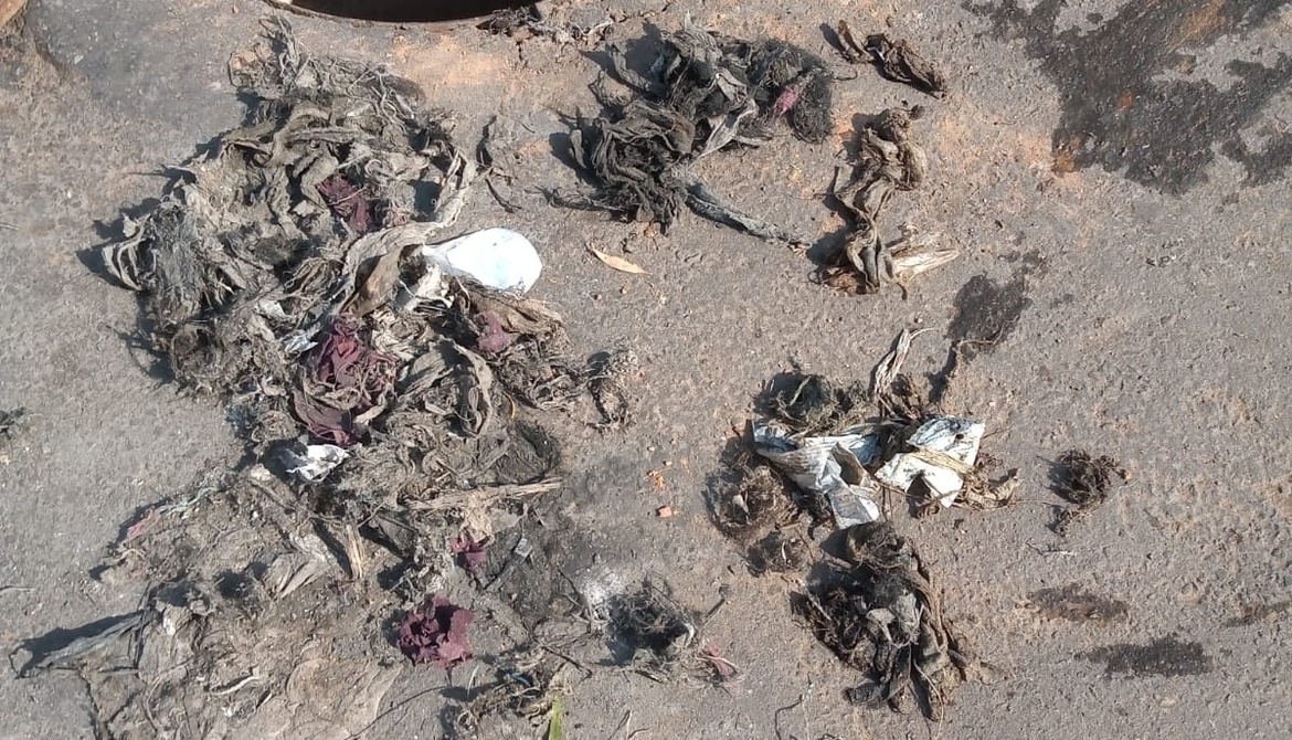 DESCARTE INADEQUADO CAUSA ENTUPIMENTO DE REDES DE ESGOTO