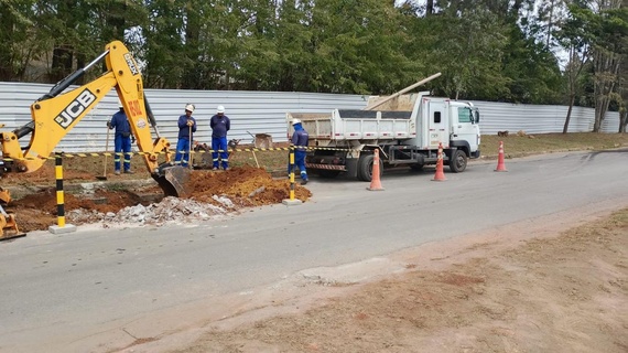 RESTOS DE TUBOS TRANSFORMAM-SE EM ITENS DE SEGURANÇA  NAS OBRAS DA SANEOURO