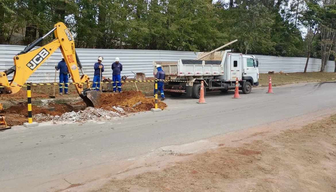 RESTOS DE TUBOS TRANSFORMAM-SE EM ITENS DE SEGURANÇA  NAS OBRAS DA SANEOURO