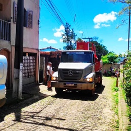 Caminhão pipa atende moradores do Caminho da Fábrica