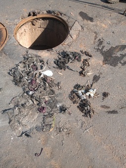 DESCARTE INADEQUADO CAUSA ENTUPIMENTO DE REDES DE ESGOTO