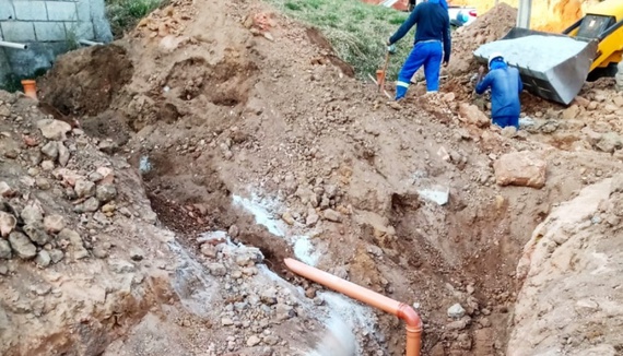 Início da obra de construção de rede de esgoto em Cachoeira do Campo