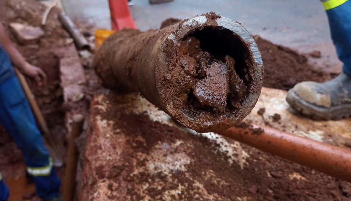 SANEOURO CORRIGE OBSTRUÇÃO NO CENTRO