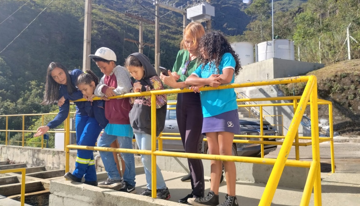 ESTUDANTES VISITAM ETA ITACOLOMI